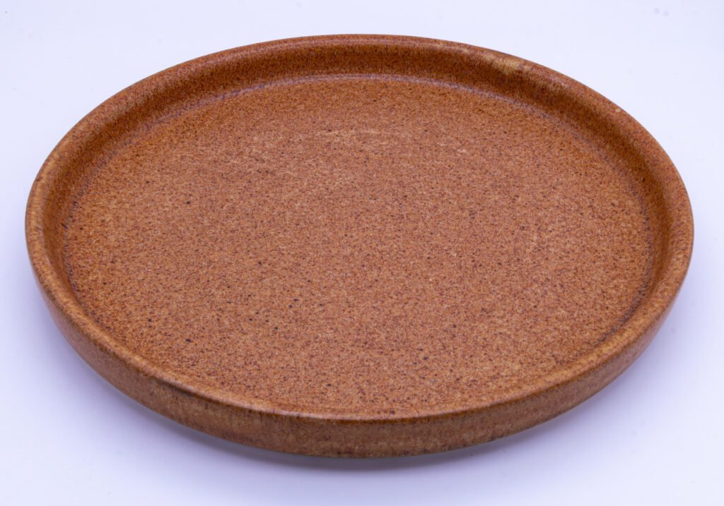 Plato llano con pared color canela 26 cm
